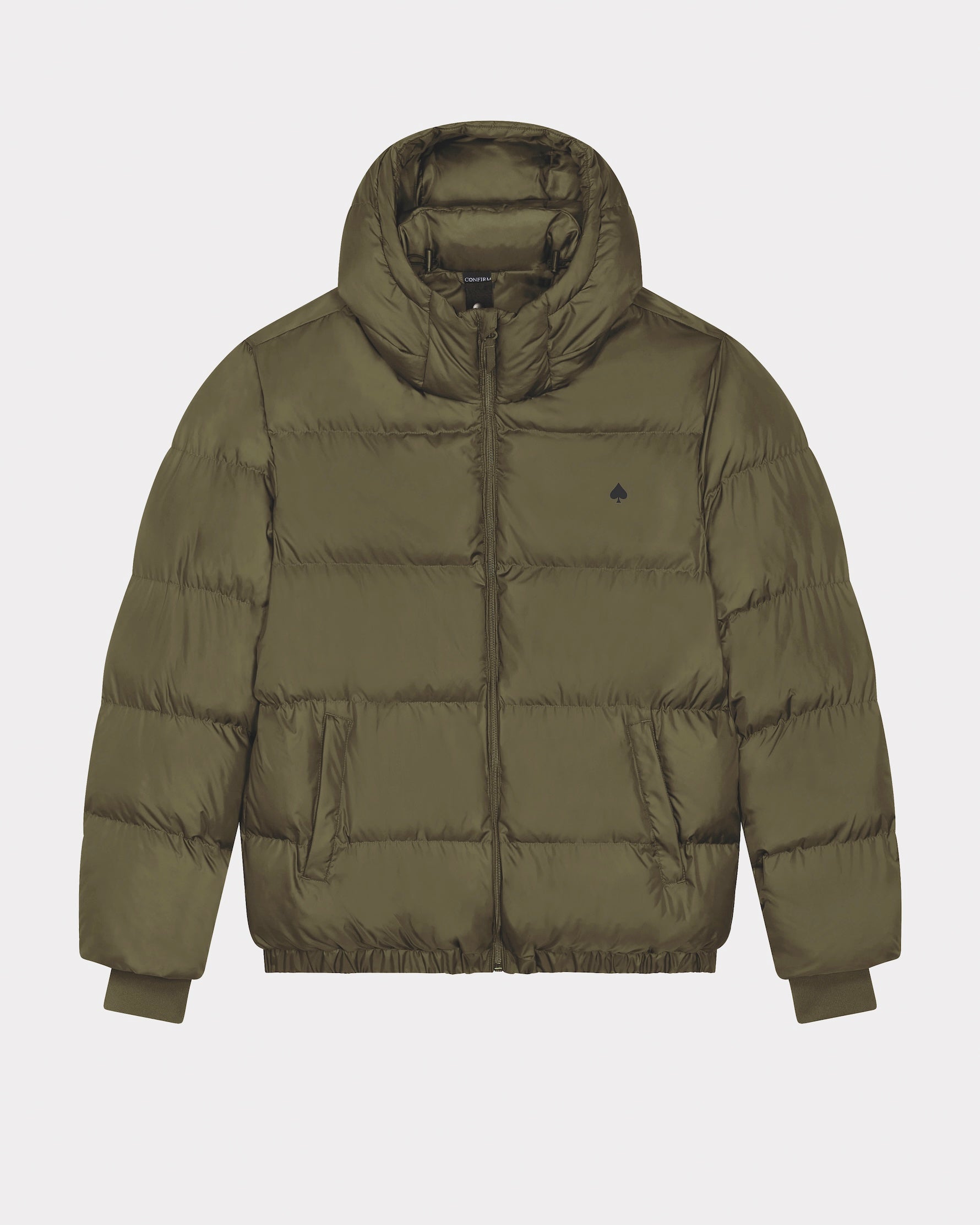 Productfoto van water reppelePuffer jas van Confirm met subtiel schoppenteken in zwart op de borst