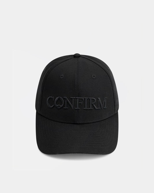 Confirm Cap in zwart, katoen met elastaan met gesloten achterkant en black-on-black Confirm-borduring