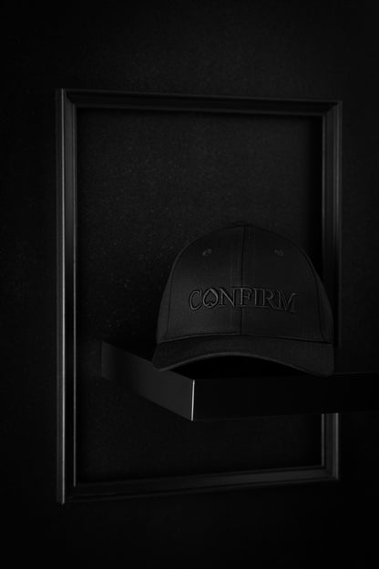 Confirm Cap in zwart, katoen met elastaan met gesloten achterkant en black-on-black Confirm-borduring