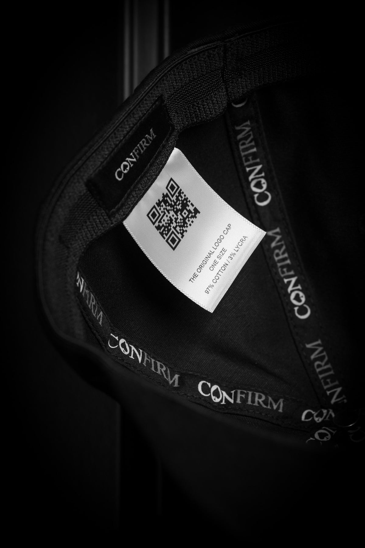Confirm Cap in zwart, katoen met elastaan met gesloten achterkant en black-on-black Confirm-borduring