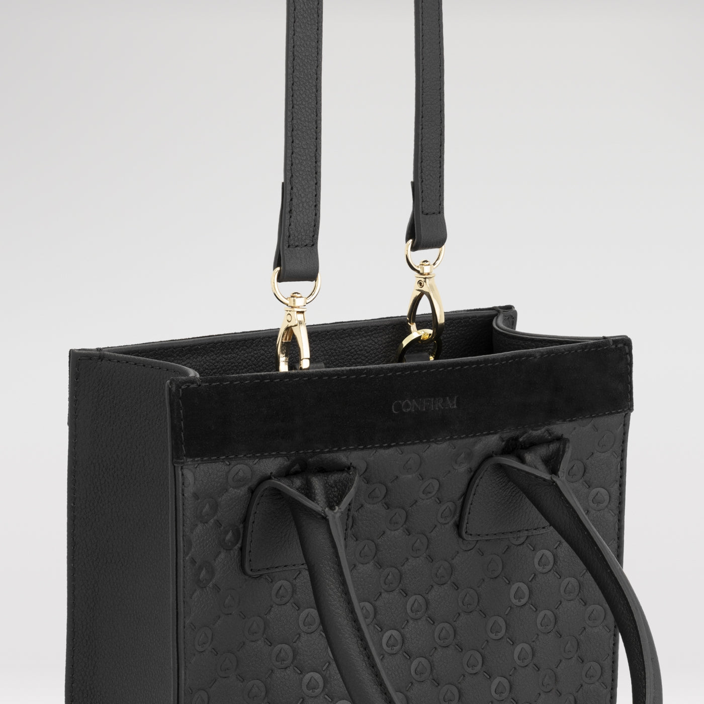Confirm Mini Tote in zwart, 100% leer met ingestanst spade-patroon en goudkleurige details